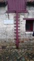 échelier fixé à un mur <span class="dib pointer">Château d'Olhain, Pas-de-Calais</span>