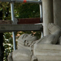 Tombeau d'Héloïse d'Argenteuil ("la très sage Hellois"), en prière devant échafaudages modernes