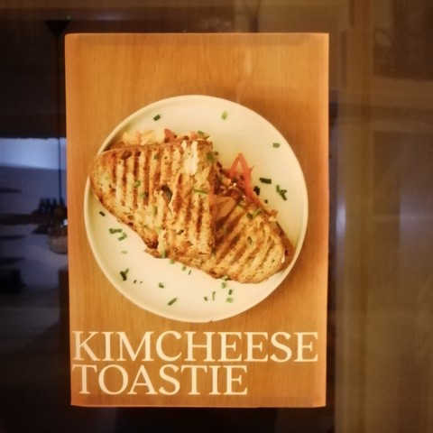 affiche "kimcheese toastie" dans restaurant <span class="dib pointer">Bégur, Catalogne</span> (2025)