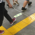 canne blanche sur bandes podotactiles <span class="dib pointer">Tokyo</span>