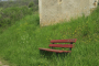 Un banc de bois, quelque part, dans l'Aveyron, près de Nant ; photo prêtée gracieusement par Seb Guérin (http://hors.serie.free.fr/icietla/)